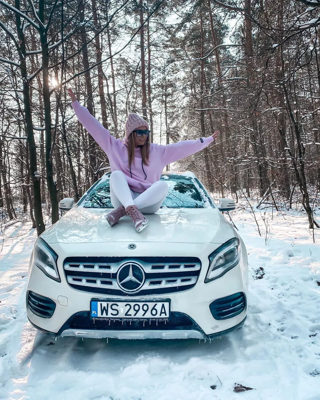 Wokalistka disco polo wskoczyła na maskę luksusowego auta! Fani w szoku! 